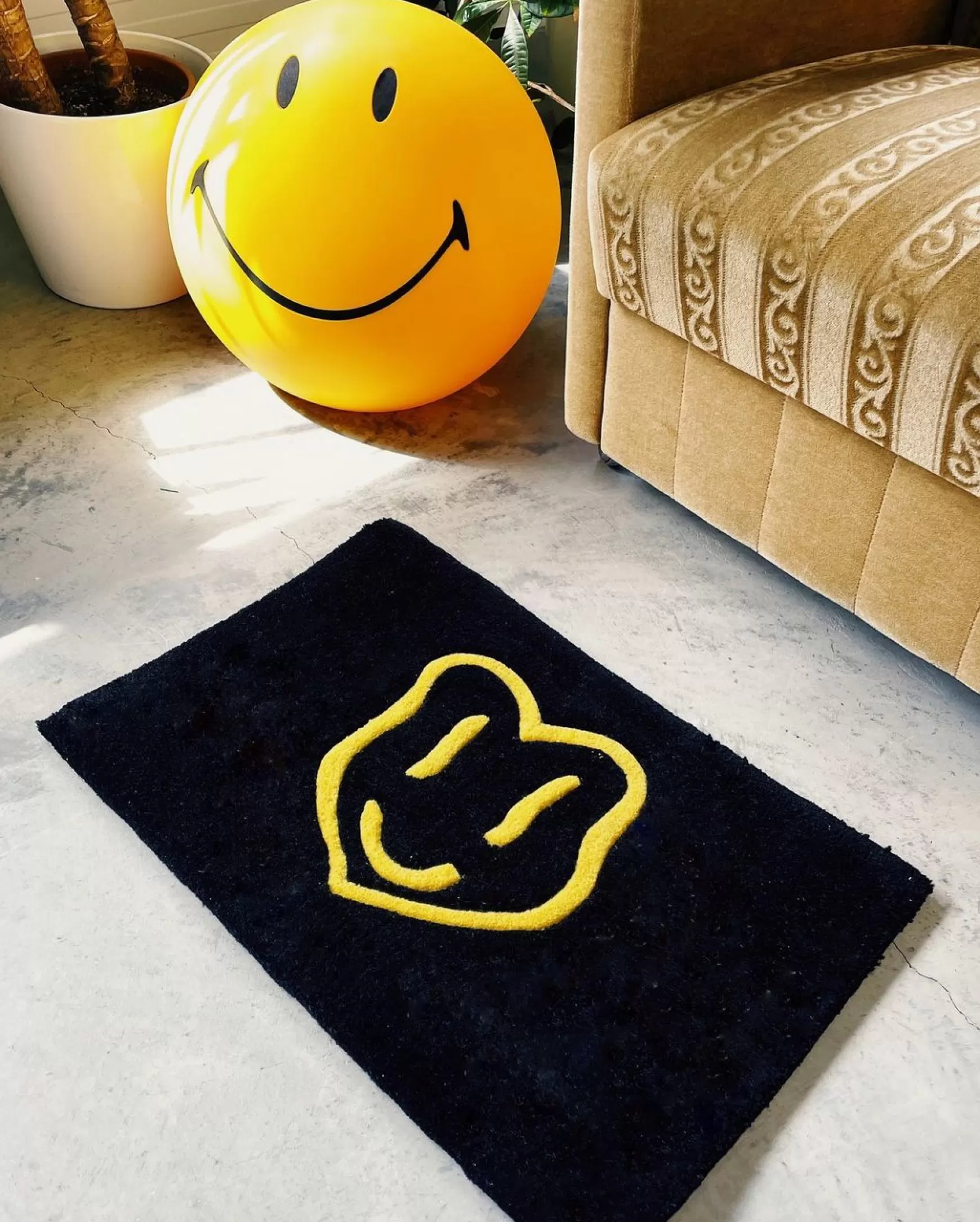 ACID LOVE 'smiley' Hand Tufted Rug Hot