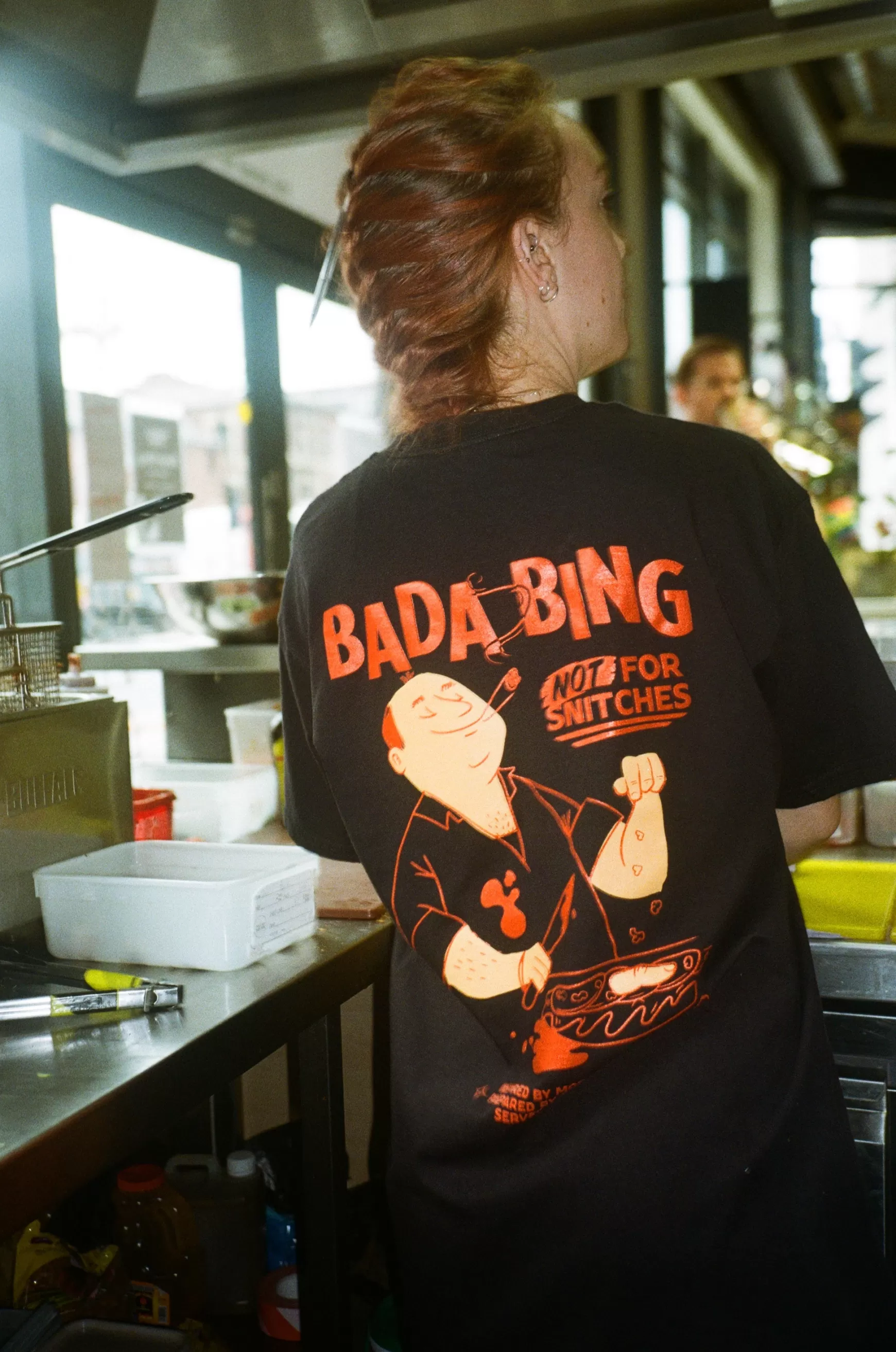 Bada Bing X Un:Ik 'snitches' Tee Hot